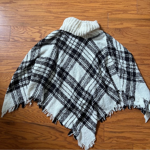 Plaid Turtleneck Poncho Sweater - Black and White size large - extra large l- xl - Picture 9 of 11